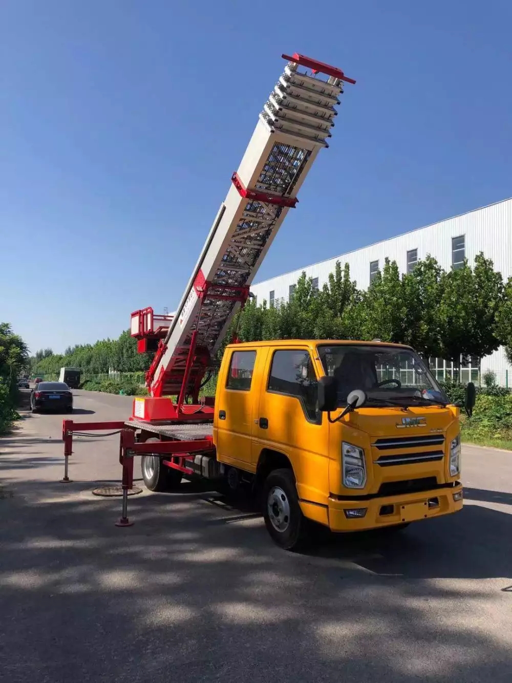 建始附近的云梯车出租服务：轻松解决高空作业需求