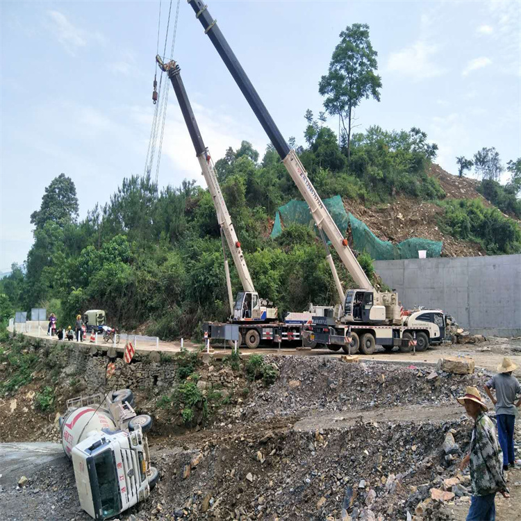 建始汽车掉沟里叫吊车救援要多少钱